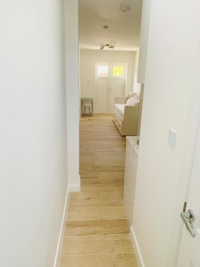 Lovely En-Suite Studio With Kitchen And Free Parking With Walking Distance To Tube Station And Short Train Ride To Central London!! Northwood (Greater London) Exterior photo