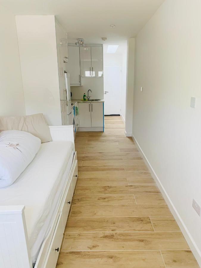 Lovely En-Suite Studio With Kitchen And Free Parking With Walking Distance To Tube Station And Short Train Ride To Central London!! Northwood (Greater London) Exterior photo
