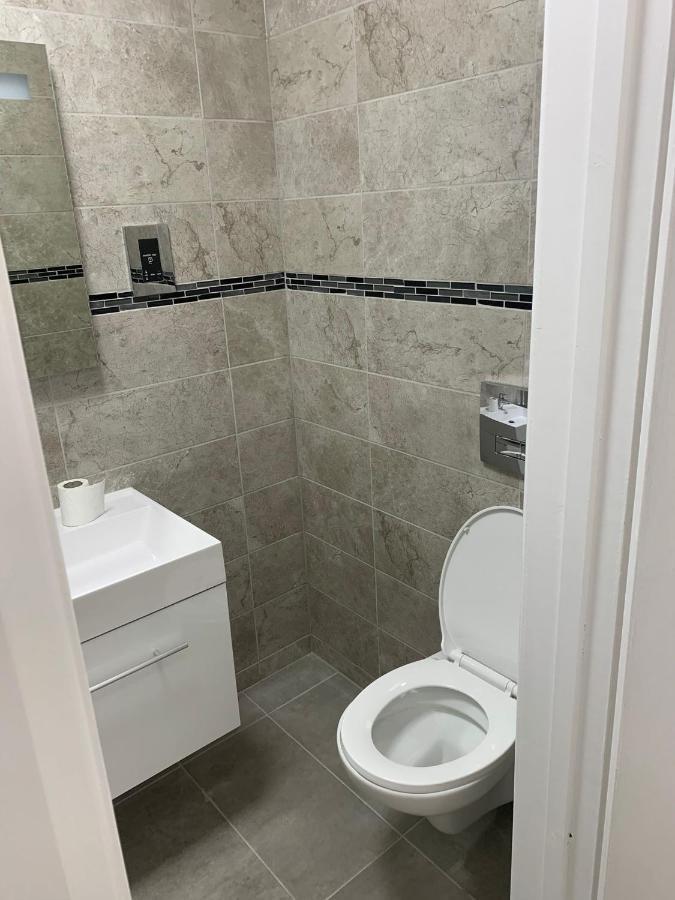 Lovely En-Suite Studio With Kitchen And Free Parking With Walking Distance To Tube Station And Short Train Ride To Central London!! Northwood (Greater London) Exterior photo