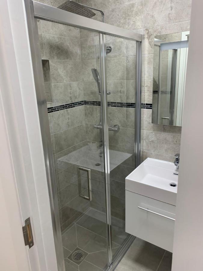 Lovely En-Suite Studio With Kitchen And Free Parking With Walking Distance To Tube Station And Short Train Ride To Central London!! Northwood (Greater London) Exterior photo