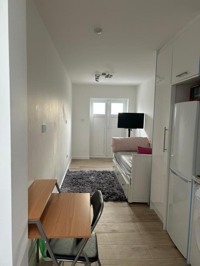 Lovely En-Suite Studio With Kitchen And Free Parking With Walking Distance To Tube Station And Short Train Ride To Central London!! Northwood (Greater London) Exterior photo